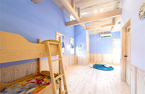 色が選べる自然由来の塗り壁材「ヘルシーカラー」で、明るい印象の子ども部屋。